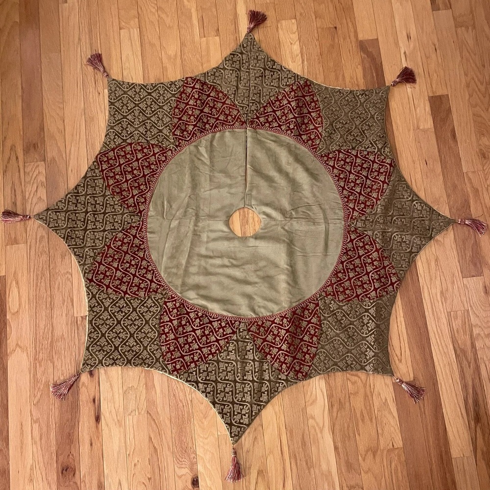 Villa Bacci 60" Christmas Tree Skirt Scalloped‎ Pointed Edge with Tassels Velvet